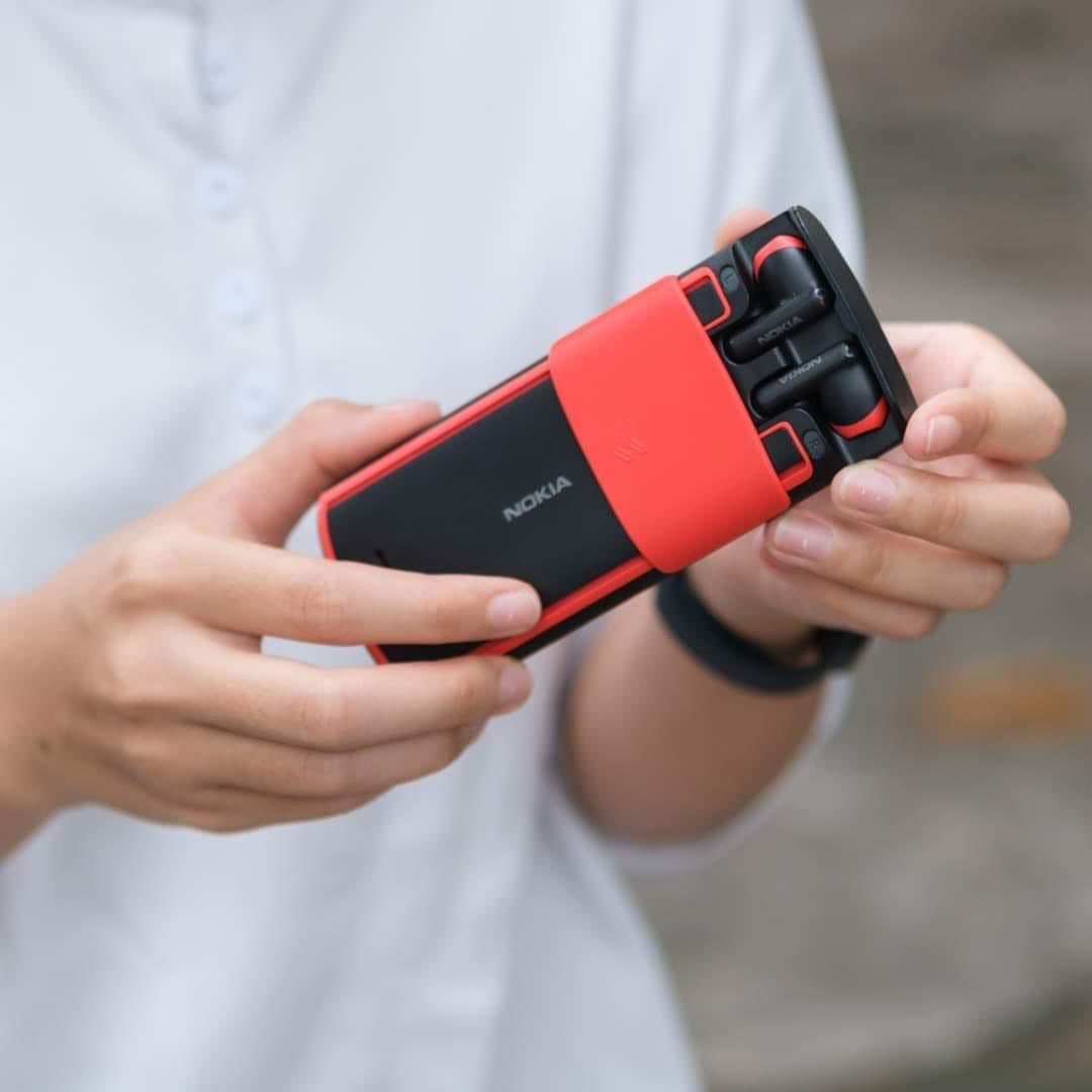 Nokia 5710 Mobile With Earpods