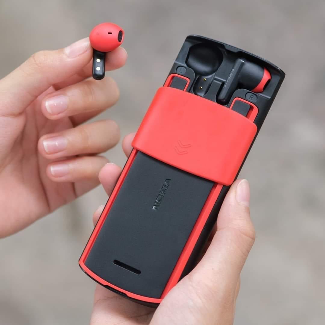 Nokia 5710 Mobile With Earpods